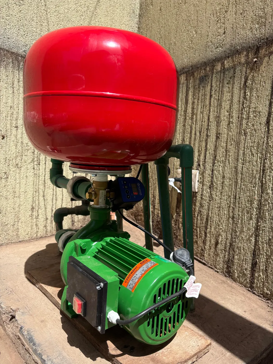 Bomba presurizadora con tanque hidroneumático instalada