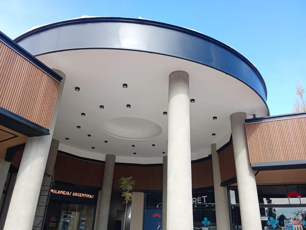 Ingreso circular del edificio terminado con la cúpula