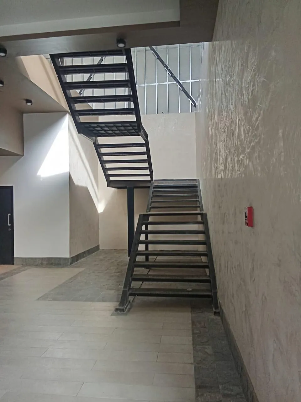 Escalera metálica de dos tramos terminada, vista lateral