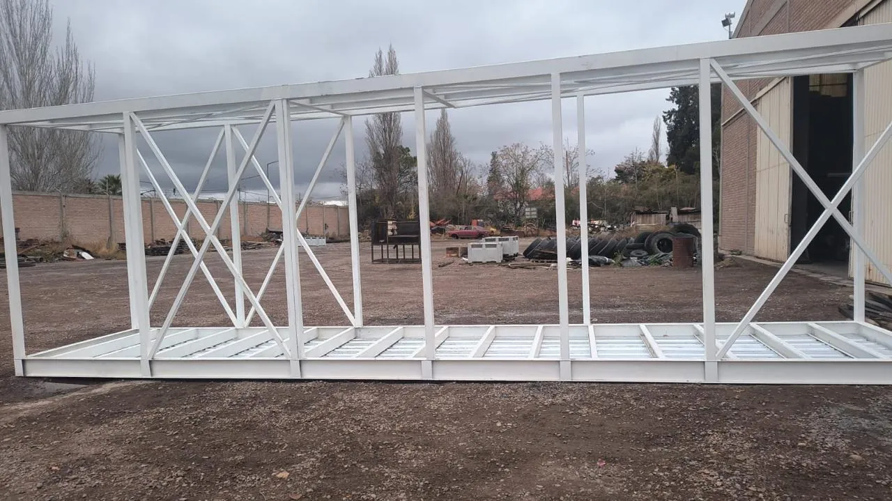 Bastidor metálico terminado y pintado, listo para el traslado