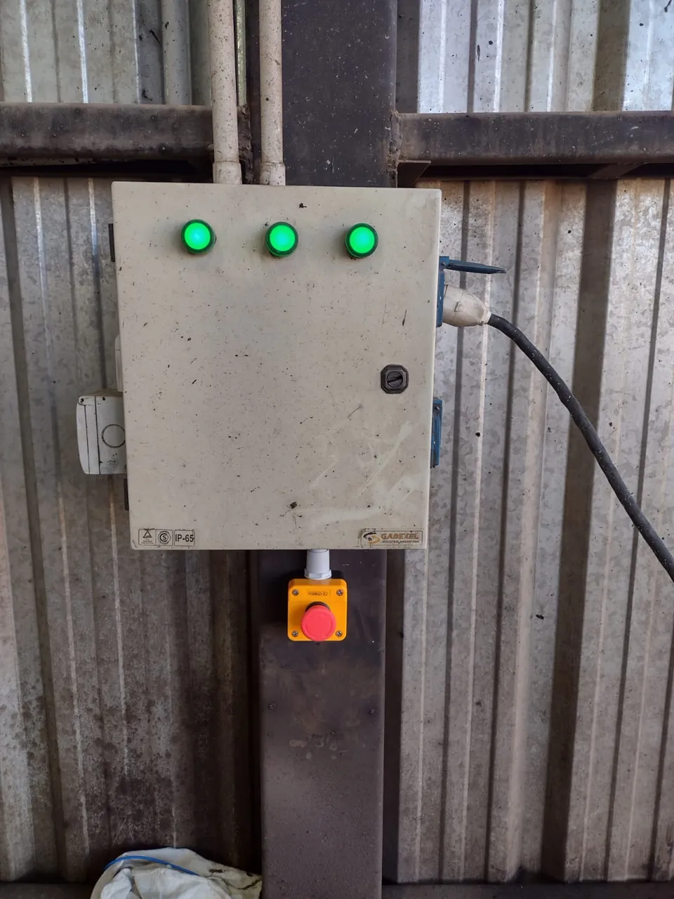 Tablero eléctrico terminado con pilotos de señalización y parada de emergencia