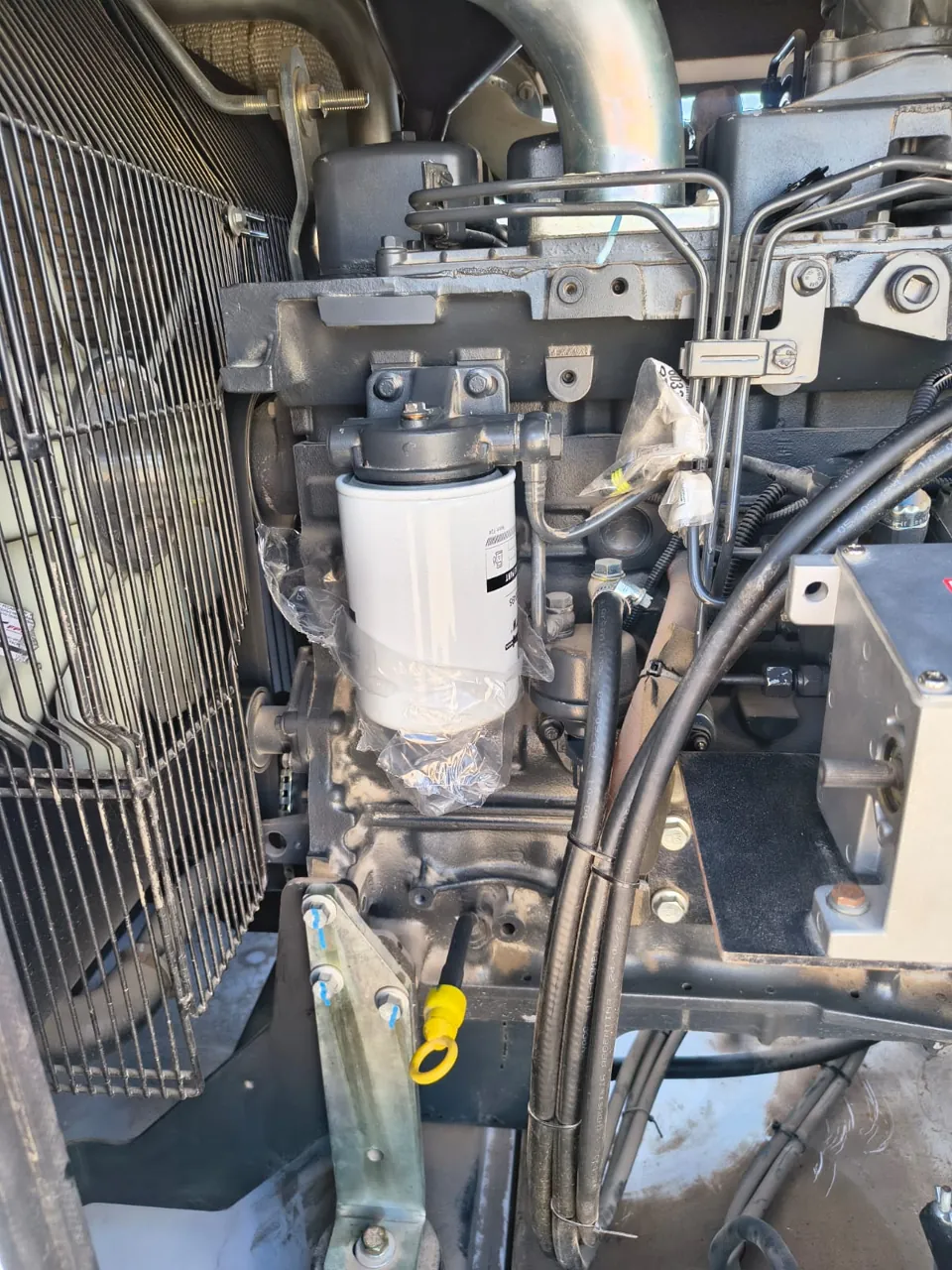 Motor de la autohormigonera durante el service, con filtro nuevo colocado