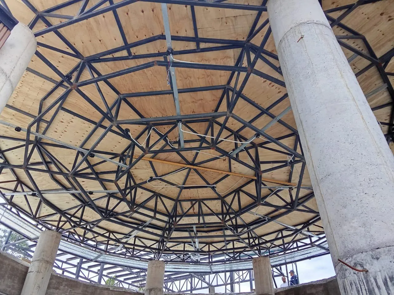 Estructura metálica reticulada de la cúpula de un paseo comercial